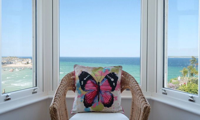 St Ives House | Waves End, St Ives. Amazing Views, Hot tub & private parking for 2 cars.