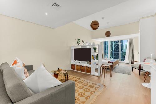 Jumeirah Lake Towers Apartment | Waves - Modern Studio with Stunning Lake Views in JLT
