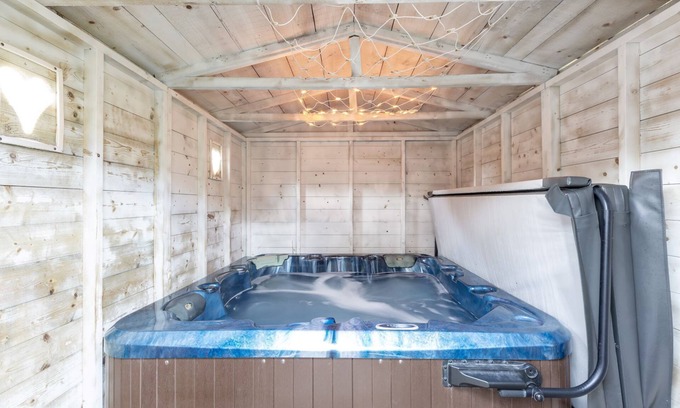 Ascog Ski Chalet | Wee Acorn Luxury Pod with private hot tub