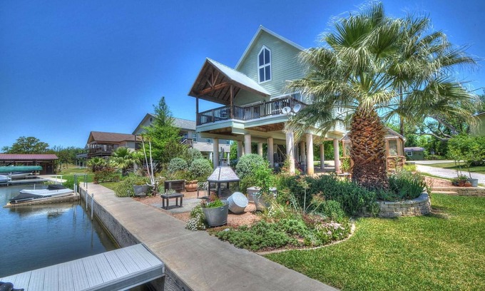 Kingsland House | Weekend getaway on lake LBJ w/late Sunday checkout to enjoy it longer