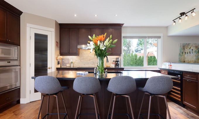 South Pandosy House | WEEKLY RATES + 5 MINS TO THE BEACH