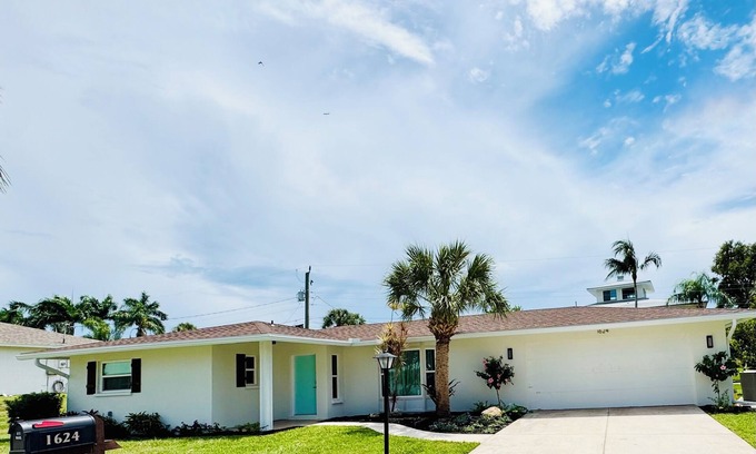 Sarasota House | Welcome to “Idle Time” Tropical Paradise less than 1 mile from Siesta Key.