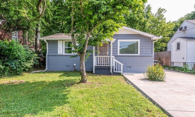 Inglewood House | Welcome to our Sunny, peaceful, and centrally-located home
