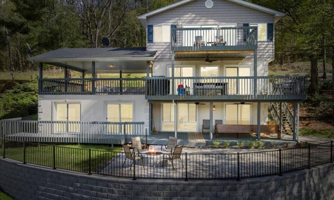 Ingles House | Welcome to Owens Oasis on serene Claytor Lake in Dublin, VA
