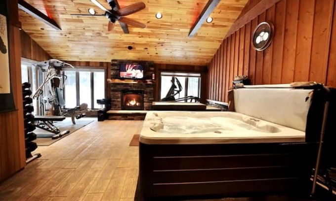 Lake Tomahawk Cabin | Welcome to Papa Smurfs Lakefront getaway with spa!