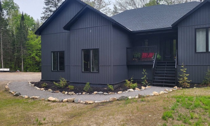 Highlands East House | Welcome to the Hidden Gem . Bungalow Bliss: Modern Comfort in a country setting
