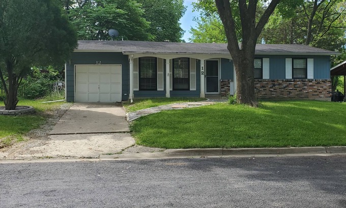 Columbia House | Welcome to the Midwest - Family Friendly with Yard