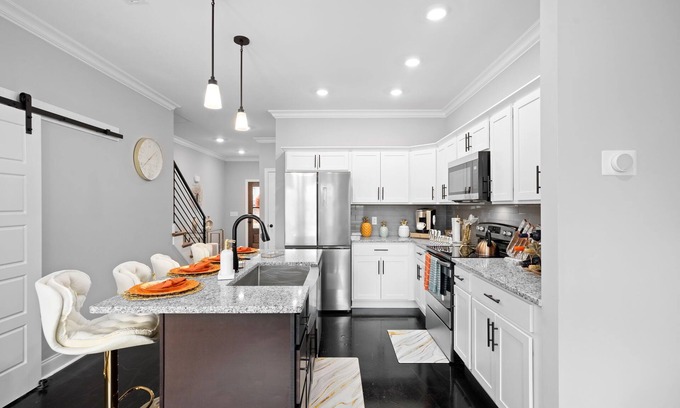 Clarksville House | Welcome to the Orange Beauty Oasis| 3BDRM w/patio Spacious| Shops & Restaurants