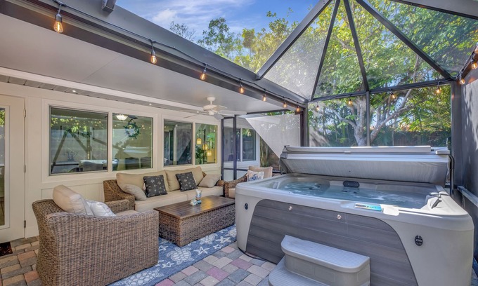 Riverview Estates House | Welcome to The Turtle Nest-Lanai w/Hot Tub+5mi to beach!