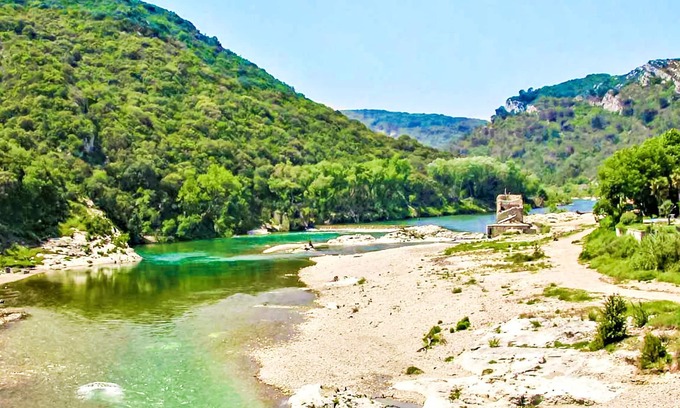 Meynes House | Welcome to this cozy vacation home in a wonderful location between Avignon and Nîmes.