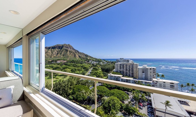 Diamond Head - Kapahulu - St. Louis Condo | Welcome To Unit #1806! Exquisitely Beautiful High Floor At The Colony Surf.