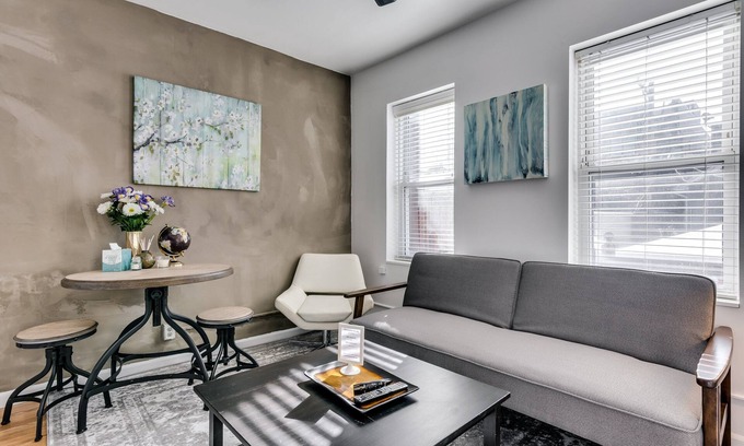 West Town Apartment | Welcome to West Town! 2 Bedrooms and PET FRIENDLY by AllSet Turnover