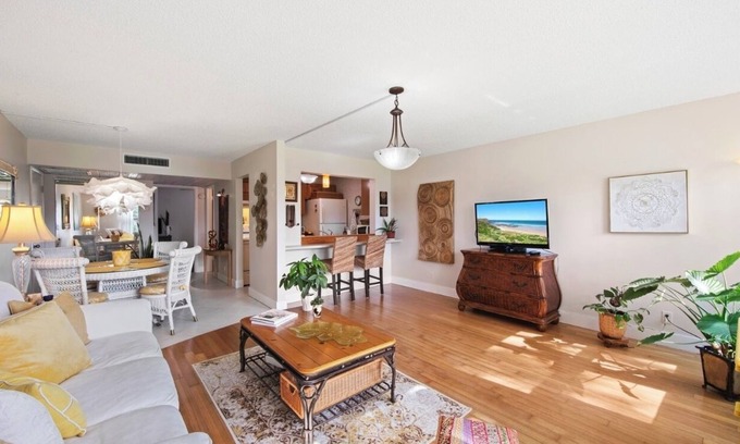 Central Naples Apartment | Welcome to your tranquil retreat in Naples!