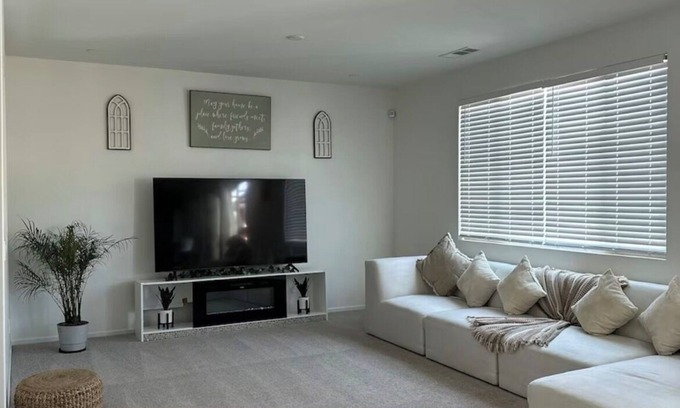 Coachella House | Welcoming 5-bedroom 2.5 restroom house in Coachella