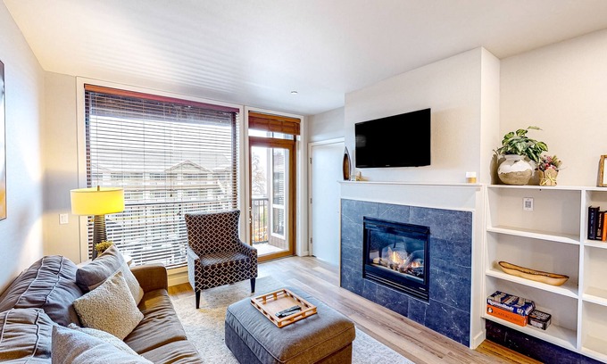 Chelan Condo | Welcoming condo with private balcony, pool, hot tub, & mountain/lake views