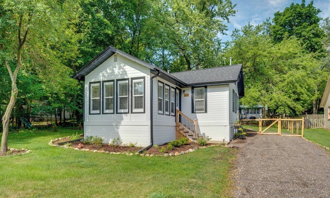 Williams Bay Cottage | Welcoming Williams Bay Cottage w/ Deck & Fire Pit!