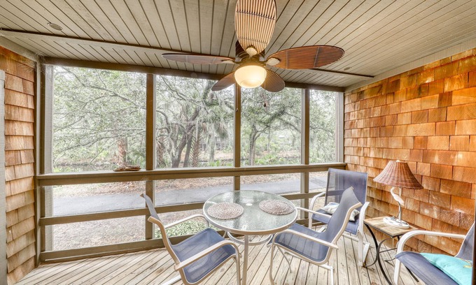 Kiawah Island Condo | Well-equipped Condo with Screened Porch & Lake View - Near Beach, Dogs Welcome