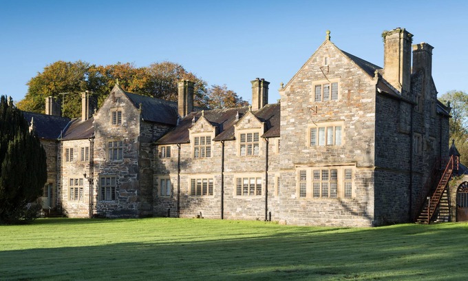 Penmorfa House | Wern Manor - a spectacular manor house in Porthmadog sleeping 14 guests