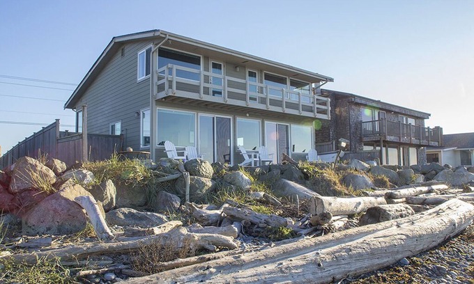 Oak Harbor House | West Beach House - low bank waterfront, with 1 GB WIFI, WFH - NEW hot tub!
