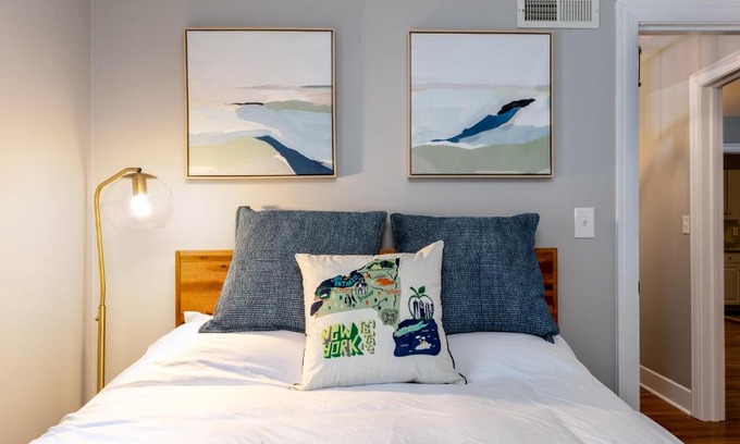 West Elmira House | West Elmira 2/1, Sleeps 6, Washer & Dryer, Wi-FI