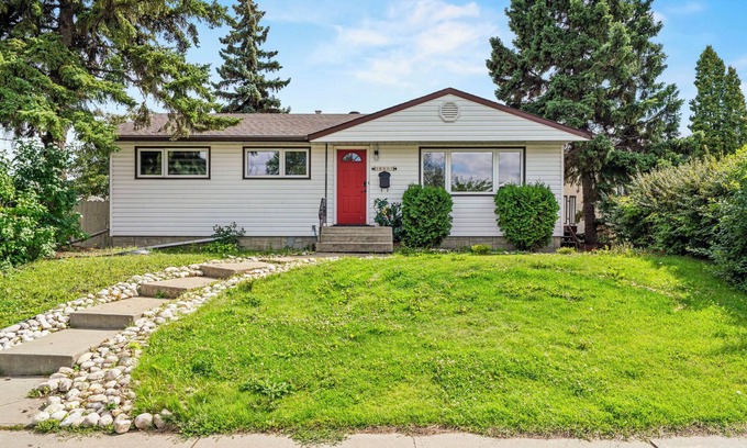 West Edmonton House | West End Gem – Sleep 6 -full house -Steps to WEM & Misericordia