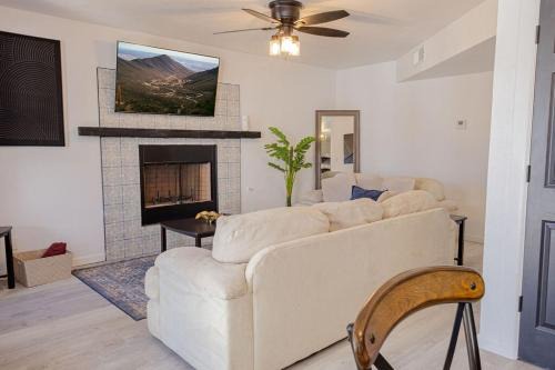 El Paso Apartment | West EP Poolside Mountain Views