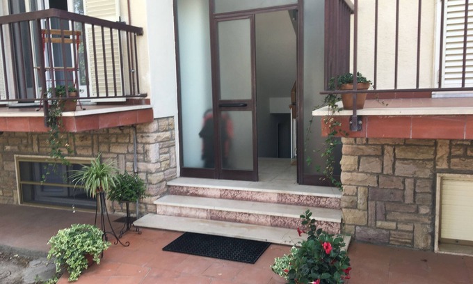 San Vincenzo Apartment | West garden: basement within walking distance of the sea