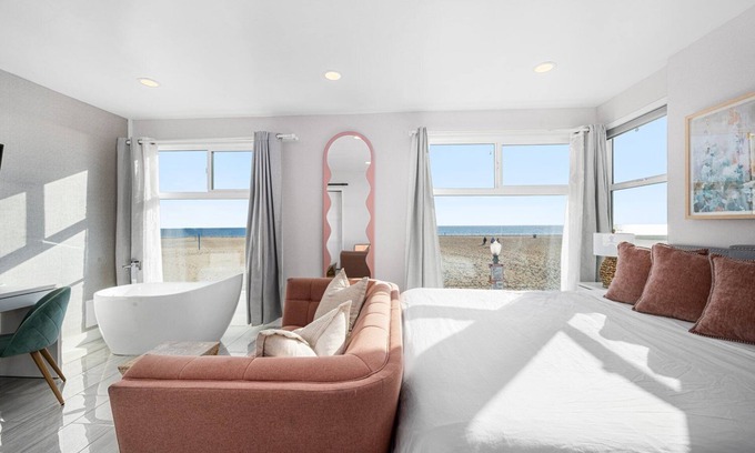 Balboa Peninsula Apartment | West Oceanfront Oasis 8