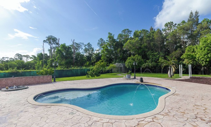 Hunt Club House | West Palm 1.4 Acre Lux Spacious 4BR Pool Hot Tub Gym BBQ King Beds