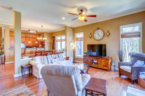West Union House | West Union Townhome with Patio and Lake View