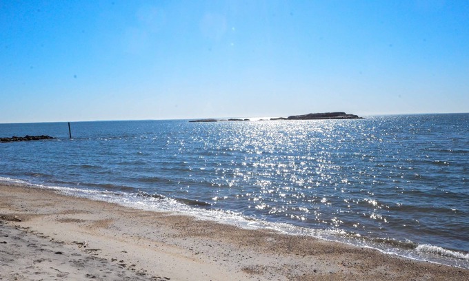 Westbrook Center House | Westbrook 2 Bed Cottage w/ Paddle Boards, Beach Supplies, and Grill - 7 day min