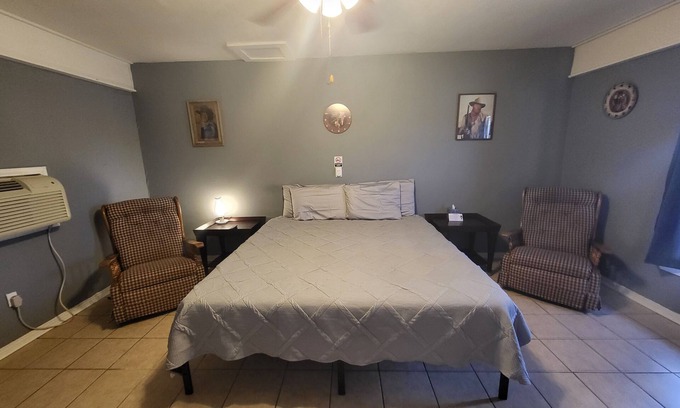 Buchanan Dam Cabin | Western Suite