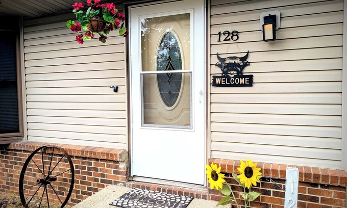 Des Moines House | Western themed 5 bedrooms 2 full baths. Walking distance to Iowa State Fair
