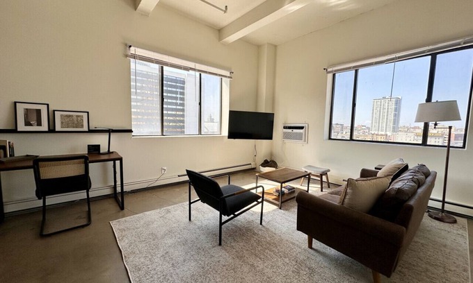 Westown Apartment | Westown Studio Apt Near Fiserv, Baird, and Theater District