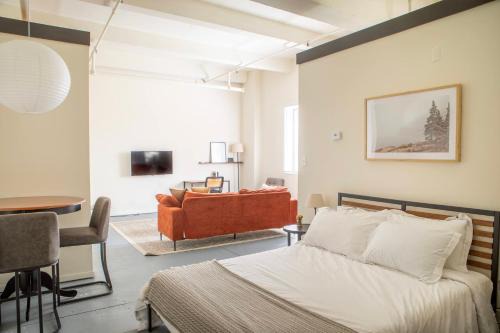 Westown Apartment | Westown Studio Apt Near Fiserv Baird and Theater District