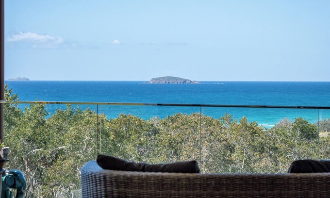 Woolgoolga House | Whale Watch Headland Fabulous Ocean, Lighthouse & Mountain Views, 100m to Beach