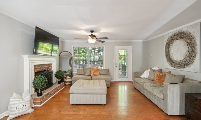 Smyrna House | What a lovely and peaceful townhome in the charming city of Smyrna, Georgia!