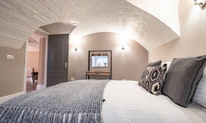 Worcester Apartment | WhiskAwayHomes Shaw Street Apartment 2