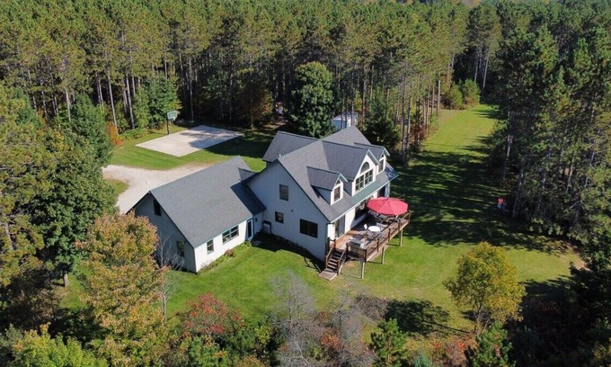 Interlochen House | Whispering Ridge - Gorgeous and Great Location!