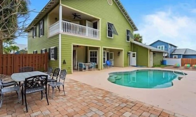 Melbourne Beach House | Whispering Waves Retreat: Heated Pool & Cruisers