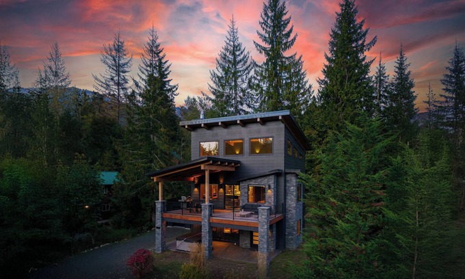 Glacier House | Whistler Inspired View Home w/Hot Tub, Starlink Internet & Fireplace ~ Minutes to Mt. BAKER