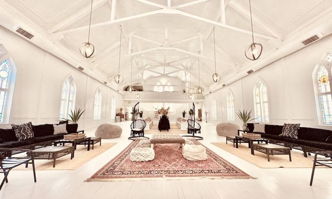 East Side House | White Bohemian Mansion - Hot tub 9 bedrooms 5 baths