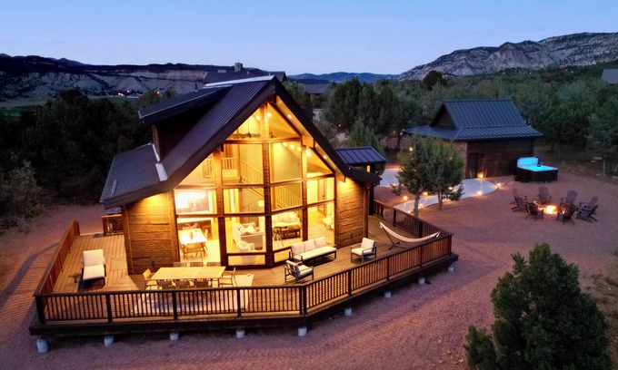 Orderville Cabin | White Cliffs Vista—Panoramic & Unobstructed Views, Hot Tub, Zion & Bryce