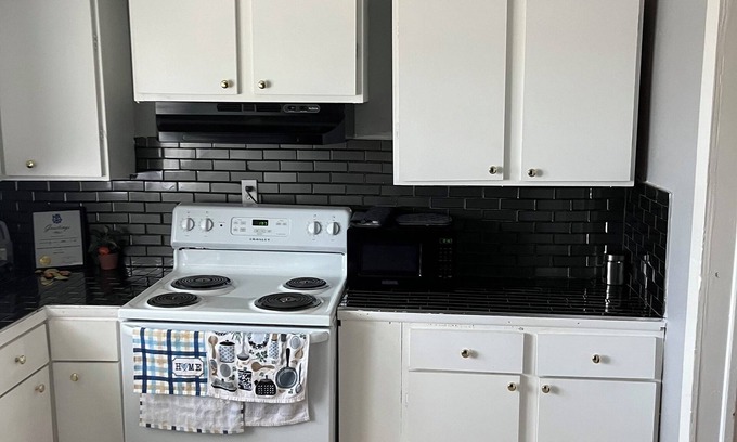 North Little Rock Bed & Breakfast | White cozy home