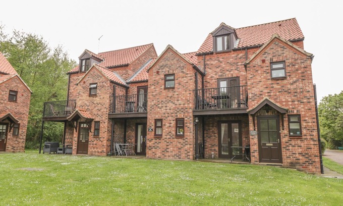 Ruswarp Cottage | WHITE GOOSE COTTAGE, pet friendly, with a garden in Whitby