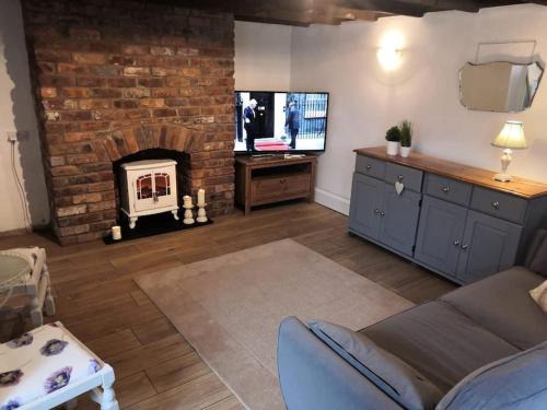 Bryncethin House | White House Cottage. Dogs welcome. Entire house.