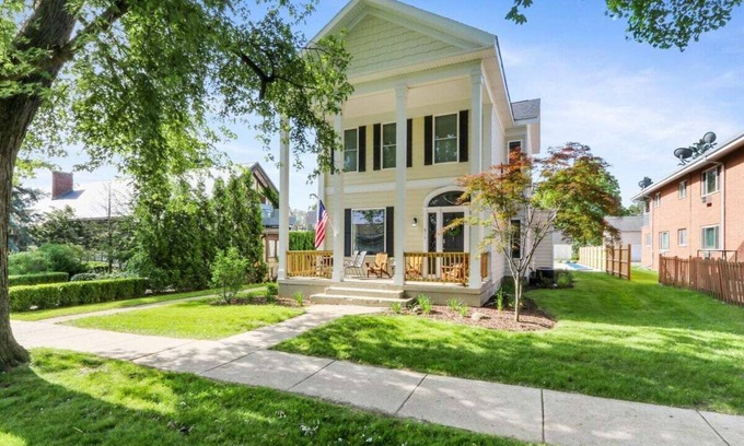 Lake Geneva House | White House on Wisconsin-Main House |Renovated Colonial Revival |Steps to Horticultural Hall |Prking