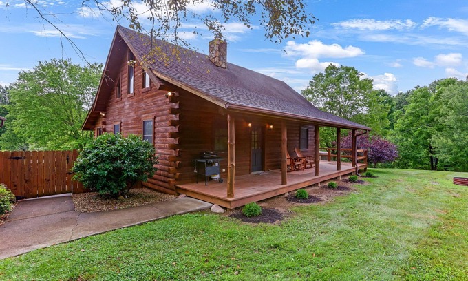 Nelsonville Cabin | White Pine - Cozy Cabin with Relaxing Hot Tub!