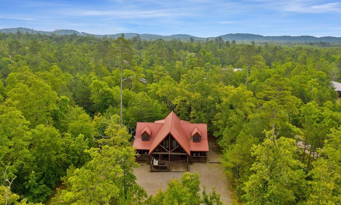 Hochatown Cabin | White Rock Retreat: Sleeps 7 + Loft Game Room