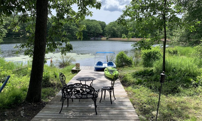 Bushkill House | White Swan by the Pond HotTub 4000sqft Modern SsMook Home Water Front BOATS